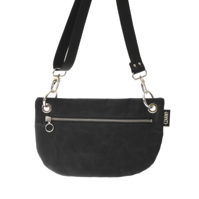Flat Bag /wax black/, płaska torebka z suwakiem z przodu.